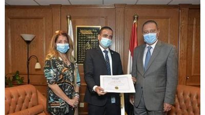 تكريم موظف بمصر للطيران لتسليمه ٢٠٠٠ دولار عثر عليهم بمطار القاهرة