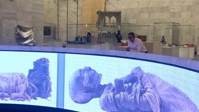 الآثار:  تعقيم توابيت المومياوات الملكية بعد نقلها للمتحف القومي للحضارة