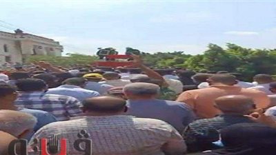 بالهتافات والزغاريد.. تشييع جنازة شرطي استشهد في أحداث طرة بالشرقية | فيديو