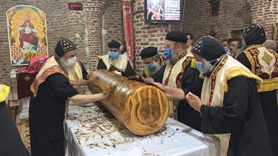 أسقف نقادة يطيب رفات السراج المنير بدير الشهيد العظيم ماربقطر | صور