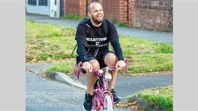 لسبب إنساني.. يقود دراجة ابنته الصغيرة لمسافة 321 كيلومترا