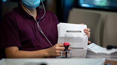 ما حذر منه ترامب يحدث..  بطاقات اقتراع عبر البريد ملقاة في سلة مهملات  والـFBI يحقق