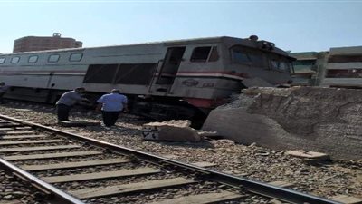 خروج قطار من على القضبان بمحطة شبين القناطر