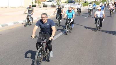 وزير السياحة يكافئ سفير الكاميرون بأول مشاهدة للكشف الأثري الجديد بسقارة