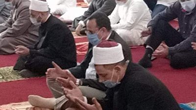 محافظ شمال سيناء يؤدي صلاة الجمعة مع قافلة الأزهر الدعوية في مسجد النصر