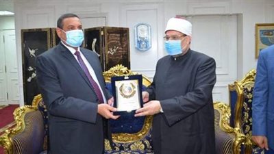 محافظ البحيرة يهدي درع المحافظة لوزير الأوقاف تقديرًا لجهوده الدعوية والوطنية
