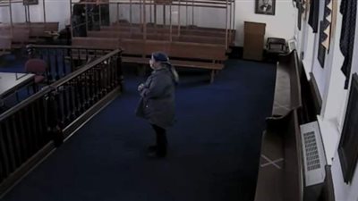 لحظة هروب مدمن من قاعة محكمة أمريكية وإصابة ضابط| فيديو