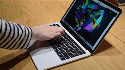 بالخطوات.. طريقة تغيير لغة وأصوات تطبيق سيري على ماك بوك أبل