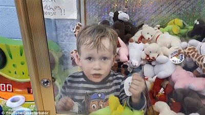 بالفيديو والصور.. طفل يحبس نفسه داخل آلة المخلب للفوز بالألعاب