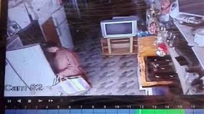 لحظة سرقة رجل جهاز من داخل محل بطريقة ماكرة (فيديو)