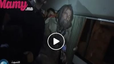 بالفيديو.. صدمة شباب بعد مساعدة مشرد بالشارع واكتشفوا أنه مليونير