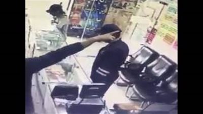 لحظة سرقة شاب هاتف محمول من أمام أعين البائع بالكويت (فيديو)