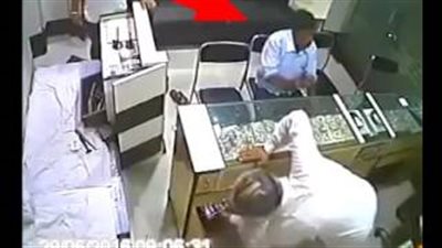 بالفيديو.. عائلة تلقن لص مجوهرات درسًا لن ينساه بعد فرحته بالبائع المسن