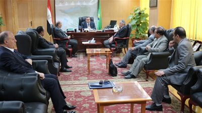 محافظ الفيوم ورئيس التنمية الصناعية يبحثان قوانين الاستثمار الجديدة