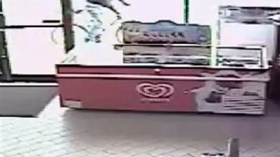 بالفيديو والصور.. «حرامي» يروع امرأة خلال سرقة متجر