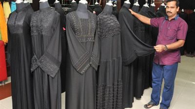 شعبة الملابس الجاهزة: إقبال كثيف على العبايات في احتفالات عيد الأم