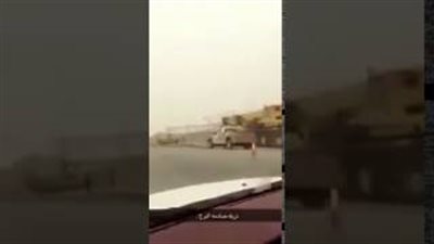 بالفيديو.. شاحنة تتسبب في إسقاط برج كهرباء بالرياض