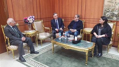 محافظ بورسعيد يبحث إقامة مصنع نسيج مع مستثمرين إيطاليين ومصريين