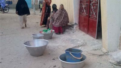 بالصور.. أهالي «المجاهدين» و«السلخانة» بالوادي الجديد محرومون من المياه في رمضان.. انقطاع المياه منذ 4 أيام.. الأهالي يلجئون لـ«الجراكن» لسد احتياجاتهم.. والصدأ واللونان 