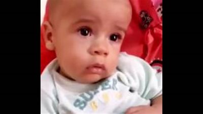 بالفيديو.. رد فعل طفل لحظة سماعه أغنية «عكس اللي شايفينها»