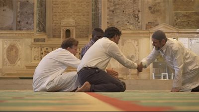 المصلون في مسجد النور بأيسلندا يفطرون قبل أذان المغرب