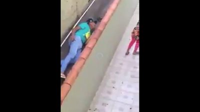 بالفيديو.. رجل ينفذ في زوجته مقلبا طريفا أثناء تنظيف المنزل