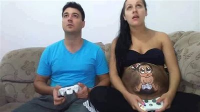 شاهد.. ماذا فعل رجل ببطن زوجته الحامل بعد سنوات من عدم الإنجاب