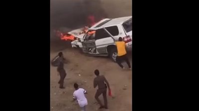 بالفيديو.. لحظة إنقاذ سائق من داخل سيارته المحترقة