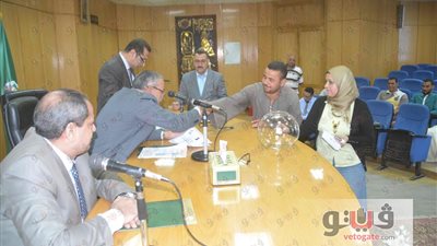 محافظ المنيا يشهد قرعة اختيار المستفيدين من سيارات السلع المتنقلة