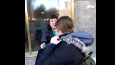 رجل يضرب رأسه في الزجاج بعد شجار مع صديقته (فيديو)