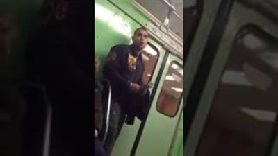 بالفيديو.. لحظة سرقة شاب هاتف محمول من يد امرأة في المترو