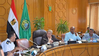 محافظ الإسماعيلية يلتقى ممثلى قرية «الملاك» بالتل الكبير