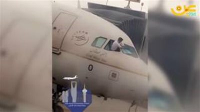 بالفيديو.. طيار يمسح زجاج الطائرة يثير سخرية مواقع التواصل