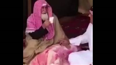 بالفيديو.. رد فعل مؤثر لمسن لحظة قبول أمير سعودي دعوته