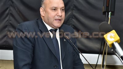 بالصور.. علاء عمر يزور مكتب خدمة المستثمرين بسوهاج