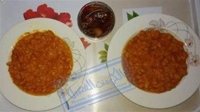 بالصور.. رجل يفطر أول أيام رمضان بطعام أعدته زوجته المتوفاة منذ عام