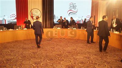 تجهيز قاعة جلسة «محور المشروعات القومية» قبل حضور السيسي (صور)