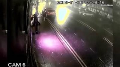 بالفيديو.. لحظة اعتداء حراس ملهى على رجل بطريقة وحشية