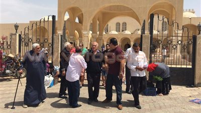 بالصور.. جلال إبراهيم ونجله يشاركان في جنازة نجل زادة