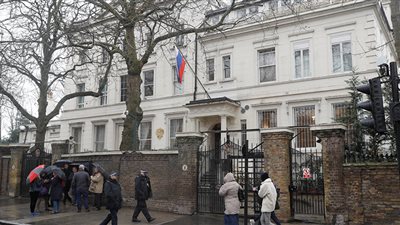 دبلوماسيون روس يتوجهون إلى المطار لمغادرة لندن