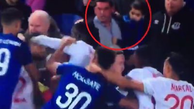 بالفيديو.. مشجع يحمل طفلا يعتدي بالضرب على لاعبي كرة قدم