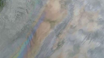 انتشار بقعة زيت بمياه ترعة الإسماعيلية بشبرا الخيمة (صور)