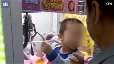 بالفيديو والصور.. محاصرة طفل داخل آلة كسب الألعاب