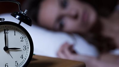 حيلة ذكية للنوم مرة أخرى بعد الاستيقاظ في منتصف الليل