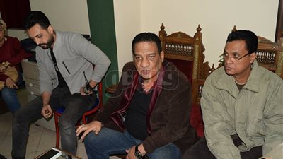 رئيس البيت الفني يجتمع بفرقة «أنغام الشباب» بمسرح البالون (صور)