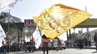 تجمع العشرات بمسجد 