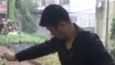 بالصور.. رجل يحرق كلبا حيا ليأكله