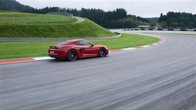 بالصور.. سيارة GTS تنتمي لفئات الأداء العالي