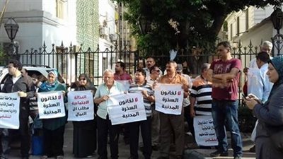 بالصور.. وقفة احتجاجية لموظفي الحكومة اعتراضا على «الخدمة المدنية»