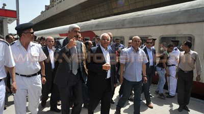 بالصور .. وزير النقل يتفقد محطة سكك حديد الجيزة